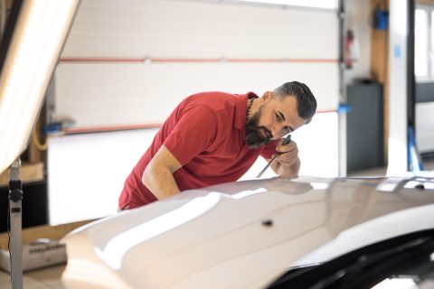 Carrosseriearbeiten an der Motorhaube
